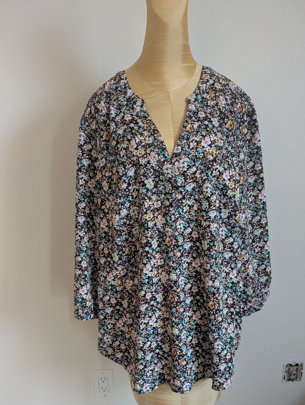 Torrid Harper Floral V-Neck Women's Blouse in Black and Pastel, Size 1 XL